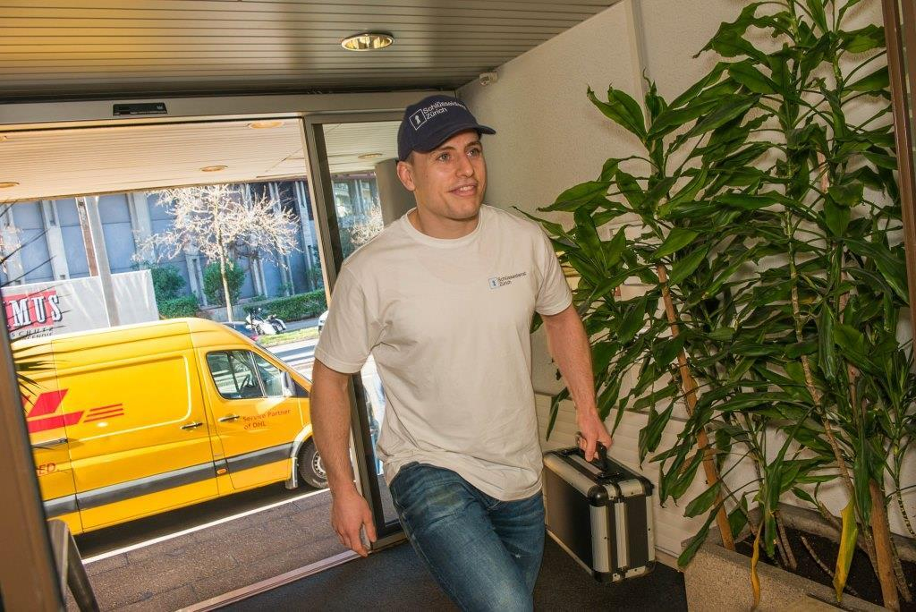 Haben Sie Fragen zum Austausch Ihres Schlosses? Wir, der erfahrene Schlüsseldienst in Winterthur, helfen Ihnen gerne weiter. Wir bieten Ihnen ein umfassendes Beratungsangebot, das perfekt auf Ihre Tür zugeschnitten ist. Mit neuen Schlössern, die mit Sicherheitsbolzen und Stangenschlössern ausgestattet sind, können Sie sicherstellen, dass es beim Verriegeln Ihrer Eingangstür nicht zu Kompromissen bei der Sicherheit kommt. Wir kümmern uns um den einfachen Einbau des neuen Schlosses, damit Sie sich schnell wieder geschützt fühlen können.