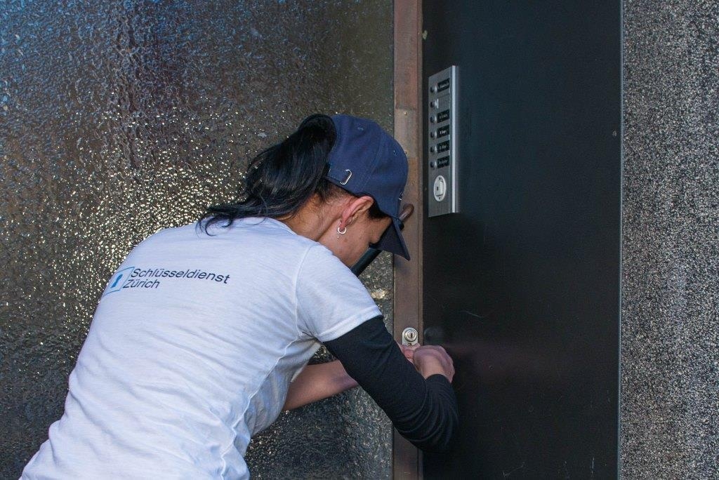 Wenn Sie auf der Suche nach einem neuen Schloss für Ihre Eingangstür sind und Ihren Eingangsbereich zuverlässig und umfassend zu schützen wünschen, ist unser Schlüsseldienst in Winterthur dazu da, Ihnen zur Seite zu stehen. Wir können Ihnen eine breite Palette an Optionen anbieten, bei denen Sicherheitsbolzen und Stangenschlösser eingesetzt werden. Unser professionelles Team ist ausgebildet, um Ihnen ein neues Schloss einzubauen, damit Sie sich sicher und geschützt fühlen können.