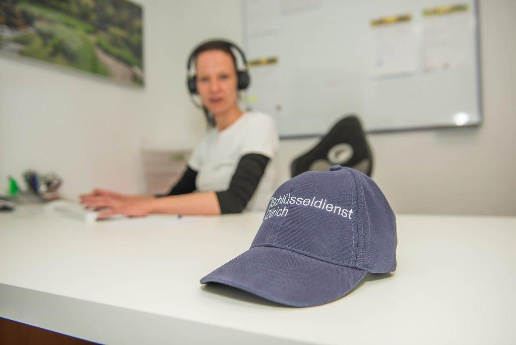 Wenn Sie auf der Suche nach einem neuen Schloss für Ihre Eingangstür sind und Ihren Eingangsbereich zuverlässig und umfassend zu schützen wünschen, ist unser Schlüsseldienst in Winterthur dazu da, Ihnen zur Seite zu stehen. Wir können Ihnen eine breite Palette an Optionen anbieten, bei denen Sicherheitsbolzen und Stangenschlösser eingesetzt werden. Unser professionelles Team ist ausgebildet, um Ihnen ein neues Schloss einzubauen, damit Sie sich sicher und geschützt fühlen können.