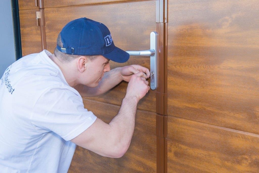 Haben Sie Fragen zum Austausch Ihres Schlosses? Wir, der erfahrene Schlüsseldienst in Winterthur, helfen Ihnen gerne weiter. Wir bieten Ihnen ein umfassendes Beratungsangebot, das perfekt auf Ihre Tür zugeschnitten ist. Mit neuen Schlössern, die mit Sicherheitsbolzen und Stangenschlössern ausgestattet sind, können Sie sicherstellen, dass es beim Verriegeln Ihrer Eingangstür nicht zu Kompromissen bei der Sicherheit kommt. Wir kümmern uns um den einfachen Einbau des neuen Schlosses, damit Sie sich schnell wieder geschützt fühlen können.