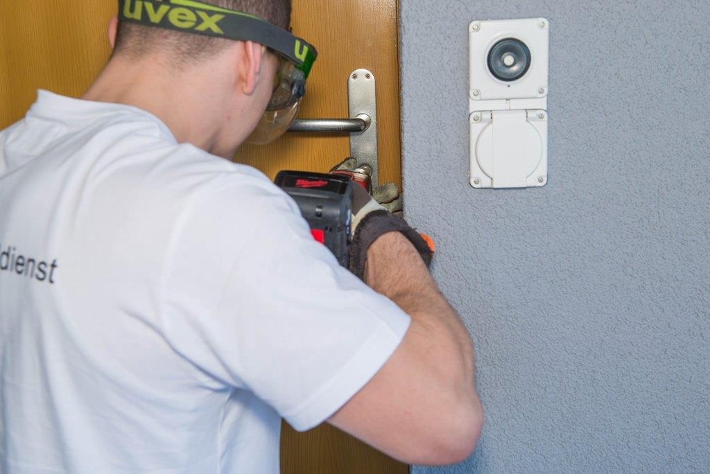 Wenn Sie auf der Suche nach einem neuen Schloss für Ihre Eingangstür sind und Ihren Eingangsbereich zuverlässig und umfassend zu schützen wünschen, ist unser Schlüsseldienst in Winterthur dazu da, Ihnen zur Seite zu stehen. Wir können Ihnen eine breite Palette an Optionen anbieten, bei denen Sicherheitsbolzen und Stangenschlösser eingesetzt werden. Unser professionelles Team ist ausgebildet, um Ihnen ein neues Schloss einzubauen, damit Sie sich sicher und geschützt fühlen können.