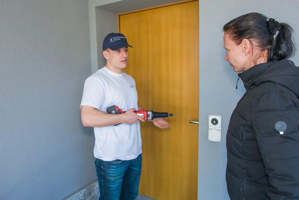 Haben Sie Fragen zum Austausch Ihres Schlosses? Wir, der erfahrene Schlüsseldienst in Winterthur, helfen Ihnen gerne weiter. Wir bieten Ihnen ein umfassendes Beratungsangebot, das perfekt auf Ihre Tür zugeschnitten ist. Mit neuen Schlössern, die mit Sicherheitsbolzen und Stangenschlössern ausgestattet sind, können Sie sicherstellen, dass es beim Verriegeln Ihrer Eingangstür nicht zu Kompromissen bei der Sicherheit kommt. Wir kümmern uns um den einfachen Einbau des neuen Schlosses, damit Sie sich schnell wieder geschützt fühlen können.